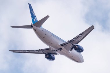Novosibirsk, Rusya - 27 Nisan 2018: Boeing 737 - 3k 2 eski 37015 Avia trafik şirket kalkıştan Tolmachevo Uluslararası Havaalanı'ndan sonra.