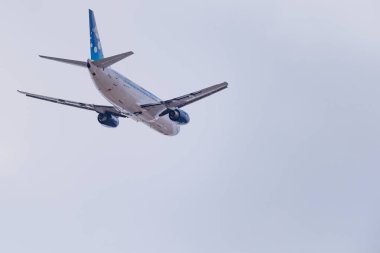 Novosibirsk, Rusya - 27 Nisan 2018: Boeing 737 - 3k 2 eski 37015 Avia trafik şirket kalkıştan Tolmachevo Uluslararası Havaalanı'ndan sonra.