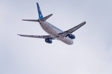 Novosibirsk, Rusya - 27 Nisan 2018: Boeing 737 - 3k 2 eski 37015 Avia trafik şirket kalkıştan Tolmachevo Uluslararası Havaalanı'ndan sonra.