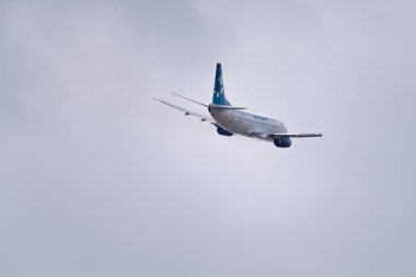 Novosibirsk, Rusya - 27 Nisan 2018: Boeing 737 - 3k 2 eski 37015 Avia trafik şirket kalkıştan Tolmachevo Uluslararası Havaalanı'ndan sonra.