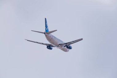 Novosibirsk, Rusya - 27 Nisan 2018: Boeing 737 - 3k 2 eski 37015 Avia trafik şirket kalkıştan Tolmachevo Uluslararası Havaalanı'ndan sonra.
