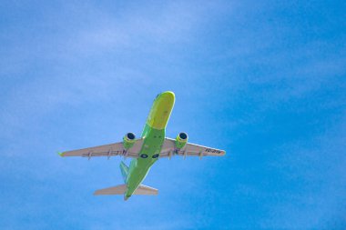 Novosibirsk, Rusya - 2 Mayıs 2018: Embraer 170-100su Vq Bym S7 havayolu Tolmachevo Uluslararası Havaalanı'ndan kalkıştan sonra.