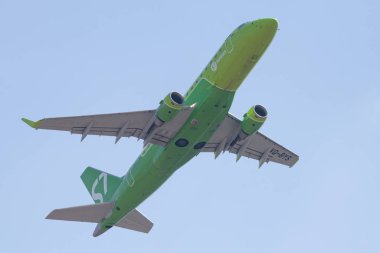 Novosibirsk, Rusya - 2 Mayıs 2018: Embraer 170-100su Vq-Bys S7 havayolu Tolmachevo Uluslararası Havaalanı'ndan kalkıştan sonra.