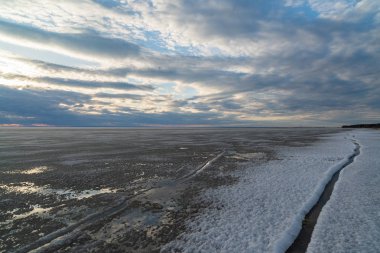Bahar manzara. Ob rezervuar üzerinde eriyen kar. Rusya, Sibirya, Novosibirsk bölgesi.