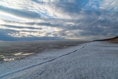 Bahar manzara. Ob rezervuar üzerinde eriyen kar. Rusya, Sibirya, Novosibirsk bölgesi.