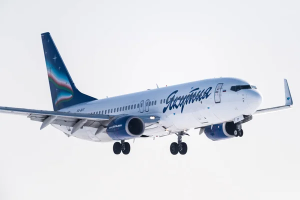 stock image Novosibirsk, Russia - February 14, 2018: Boeing 737-85F VQ-BOY of the Yakutia airlines comes to the landing at Tolmachevo International Airport.