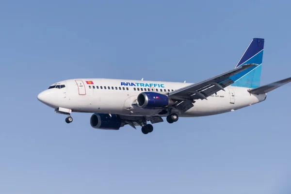 俄罗斯新西伯利亚 2018年2月18日 737 3L9 37010 Avia 交通公司抵达国际机场的途径托尔马切沃 — 图库照片