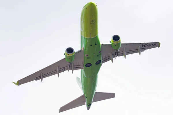 俄罗斯新西伯利亚 2018年4月27日 巴西航空工业公司 170 100Su Byb 航空公司起飞后从托尔马切沃国际机场 — 图库照片
