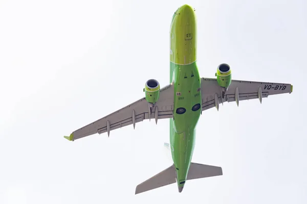 俄罗斯新西伯利亚 2018年4月27日 巴西航空工业公司 170 100Su Byb 航空公司起飞后从托尔马切沃国际机场 — 图库照片
