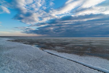 Bahar manzara. Ob rezervuar üzerinde eriyen kar. Rusya, Sibirya, Novosibirsk bölgesi.
