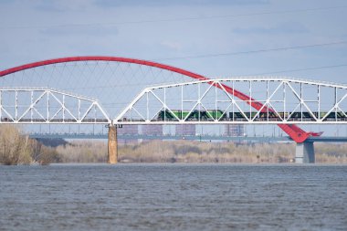 bir yük treni bir köprüden diğer tarafa Nehri kullanıyor