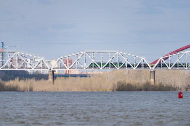 bir yük treni bir köprüden diğer tarafa Nehri kullanıyor