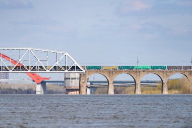 bir yük treni bir köprüden diğer tarafa Nehri kullanıyor