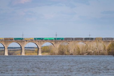 bir yük treni bir köprüden diğer tarafa Nehri kullanıyor