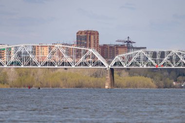 bir yük treni bir köprüden diğer tarafa Nehri kullanıyor