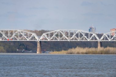 Demir demiryolu köprüsü nehrin üzerinde.