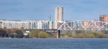 Demir demiryolu köprüsü nehrin üzerinde.