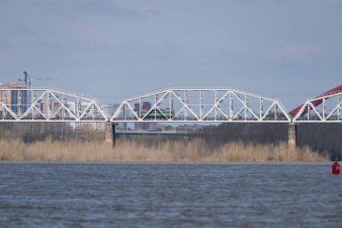 Tren Demiryolu Köprüsü nehrin karşısına geçecek.
