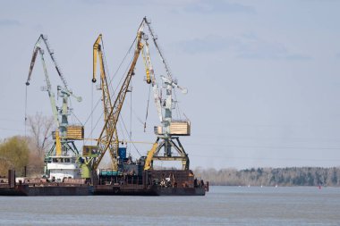 bağlantı noktası vinçler nehir kıyısında faaliyet