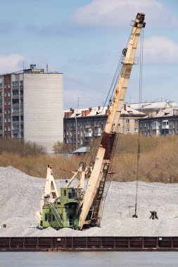 ezilmiş taş bir mavna üzerinde bağlantı noktası vinç kaldırma