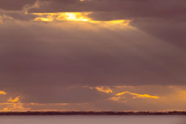 Últimos Rayos Sol Poniente Cielo Pintado Colores Amarillo Naranja Hermosa — Foto de Stock