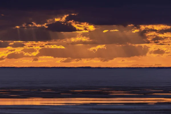 Ultimi Raggi Sole Tramonto Dipinto Cielo Nei Colori Giallo Arancio — Foto Stock