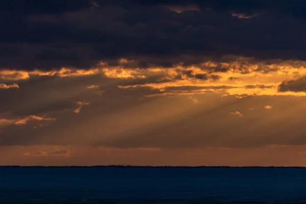 Últimos Rayos Sol Poniente Cielo Pintado Colores Amarillo Naranja Hermosa — Foto de Stock