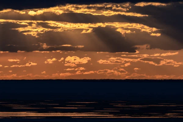 Ultimi Raggi Sole Tramonto Dipinto Cielo Nei Colori Giallo Arancio — Foto Stock