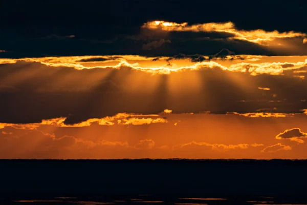 Ostatnie Promienie Zachodzącego Słońca Malowane Niebo Kolorach Żółtym Pomarańczowym Piękny — Zdjęcie stockowe