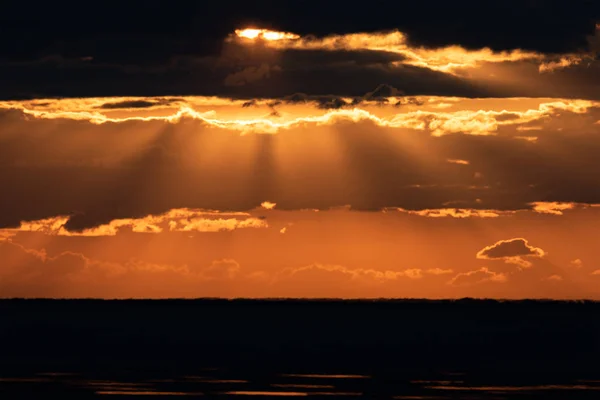 最后一缕落日的光芒把天空涂成黄色和橙色 美丽的日落在奥布海 俄罗斯 西伯利亚 新西比尔斯克地区 — 图库照片
