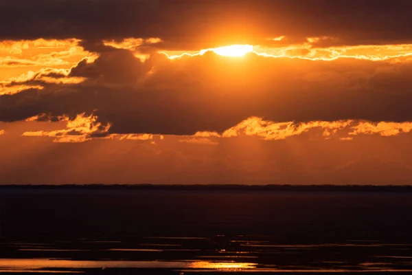 最后一缕落日的光芒把天空涂成黄色和橙色 美丽的日落在奥布海 俄罗斯 西伯利亚 新西比尔斯克地区 — 图库照片