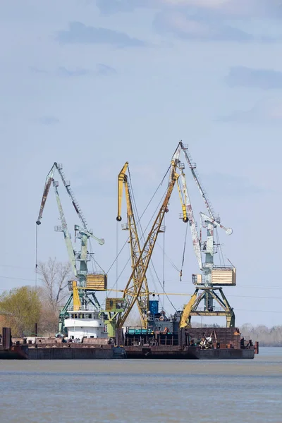 Port Cranes Operate River Bank — Stock Photo, Image
