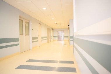 Hastanenin koridor tarafından parlak doğal ışık yaktı ve modern malzemeler ile dekore edilmiş geniş açılı bir objektif vurdu.