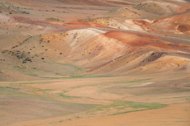 Dağ manzarası, kırmızı-turuncu renkli, gezegen Mars yüzeyinin rengini anımsatan. Altay, Rusya Cumhuriyeti.