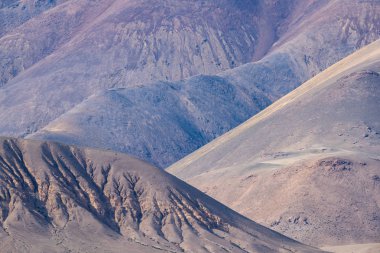 Dağ zirveleri ve dağ sıralarının yakından uzun odak lens uzun mesafeden vurulmuş olduğunu.