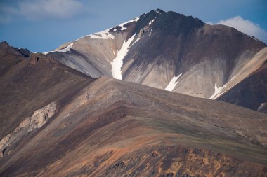 Dağ zirveleri ve dağ sıralarının yakından uzun odak lens uzun mesafeden vurulmuş olduğunu.