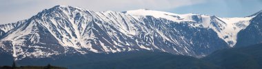Dağ doruklarına kar, uzun-odak lens ile çekilen resimleri birkaç panoraması ile kaplı. Kuzey Chuysky aralığı, Altay Cumhuriyeti, Rusya Federasyonu.