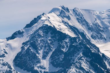 Yüksek dağ zirveleri kar parlayan beyaz ile kaplı. Kuzey Chuya aralığı, Altay Cumhuriyeti.