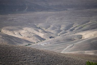 Dağ zirveleri ve dağ sıralarının yakından uzun odak lens uzun mesafeden vurulmuş olduğunu.
