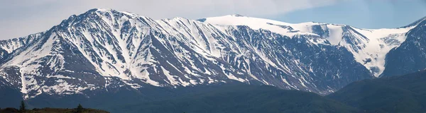 Dağ doruklarına kar, uzun-odak lens ile çekilen resimleri birkaç panoraması ile kaplı. Kuzey Chuysky aralığı, Altay Cumhuriyeti, Rusya Federasyonu.