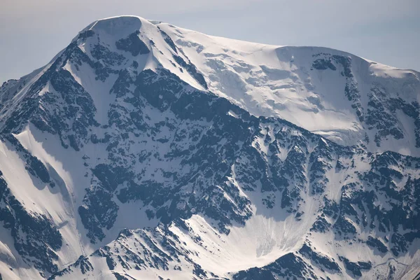 Yüksek dağ zirveleri kar parlayan beyaz ile kaplı. Kuzey Chuya aralığı, Altay Cumhuriyeti.
