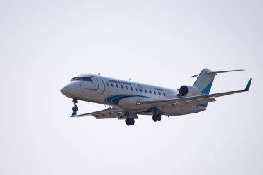 Novosibirsk, Rusya - 2 Mayıs 2018: Bombardier Crj-200lr Vq Bpa Yamal havayolları yaklaşımlar iniş uluslararası havaalanında Tolmachevo için.