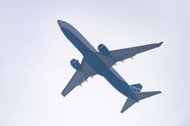 Novosibirsk, Rusya - 2 Mayıs 2018: Boeing 737-8lj Vp-Bfb Aeroflot yaklaşımlar iniş uluslararası havaalanında Tolmachevo için.