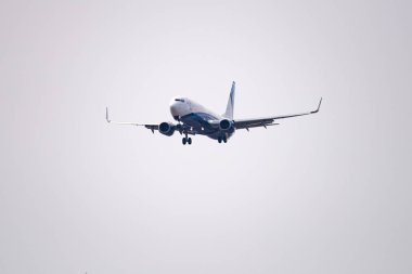 Novosibirsk, Rusya - 2 Mayıs 2018: Boeing 737 - 8k 5 Vq Bdw Nordstar Tolmachevo Uluslararası Havaalanı'nda iniş için yaklaşımlar.