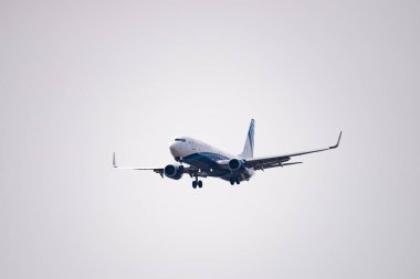 Novosibirsk, Rusya - 2 Mayıs 2018: Boeing 737 - 8k 5 Vq Bdw Nordstar Tolmachevo Uluslararası Havaalanı'nda iniş için yaklaşımlar.