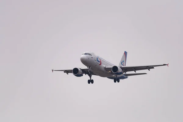 Novosibirsk Rusia Mai 2018 Abordările Airbus A319 112 Bty Ural — Fotografie, imagine de stoc