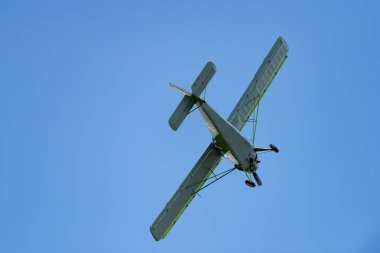 Novosibirsk, Rusya Federasyonu - 5 Ağustos 2018: Yak - 12m, Mochishche Havaalanı hava gösterisinde de uçuş programı gerçekleştirir.
