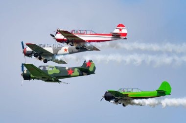 Novosibirsk, Rusya Federasyonu - 5 Ağustos 2018: uzun bir grup yak-52 uçaklarının hava, bir program yapar görüş açısı göstermek, Mochishche Havaalanı.