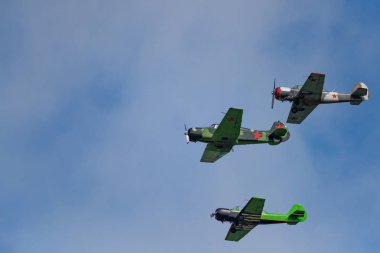 Novosibirsk, Rusya Federasyonu - 5 Ağustos 2018: uzun bir grup yak-52 uçaklarının hava, bir program yapar görüş açısı göstermek, Mochishche Havaalanı.