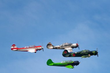 Novosibirsk, Rusya Federasyonu - 5 Ağustos 2018: uzun bir grup yak-52 uçaklarının hava, bir program yapar görüş açısı göstermek, Mochishche Havaalanı.